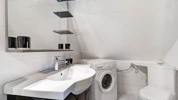 Dusche, kostenlose Toilettenartikel, Haartrockner, Handtücher