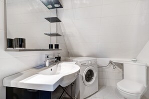 Dusche, kostenlose Toilettenartikel, Haartrockner, Handtücher