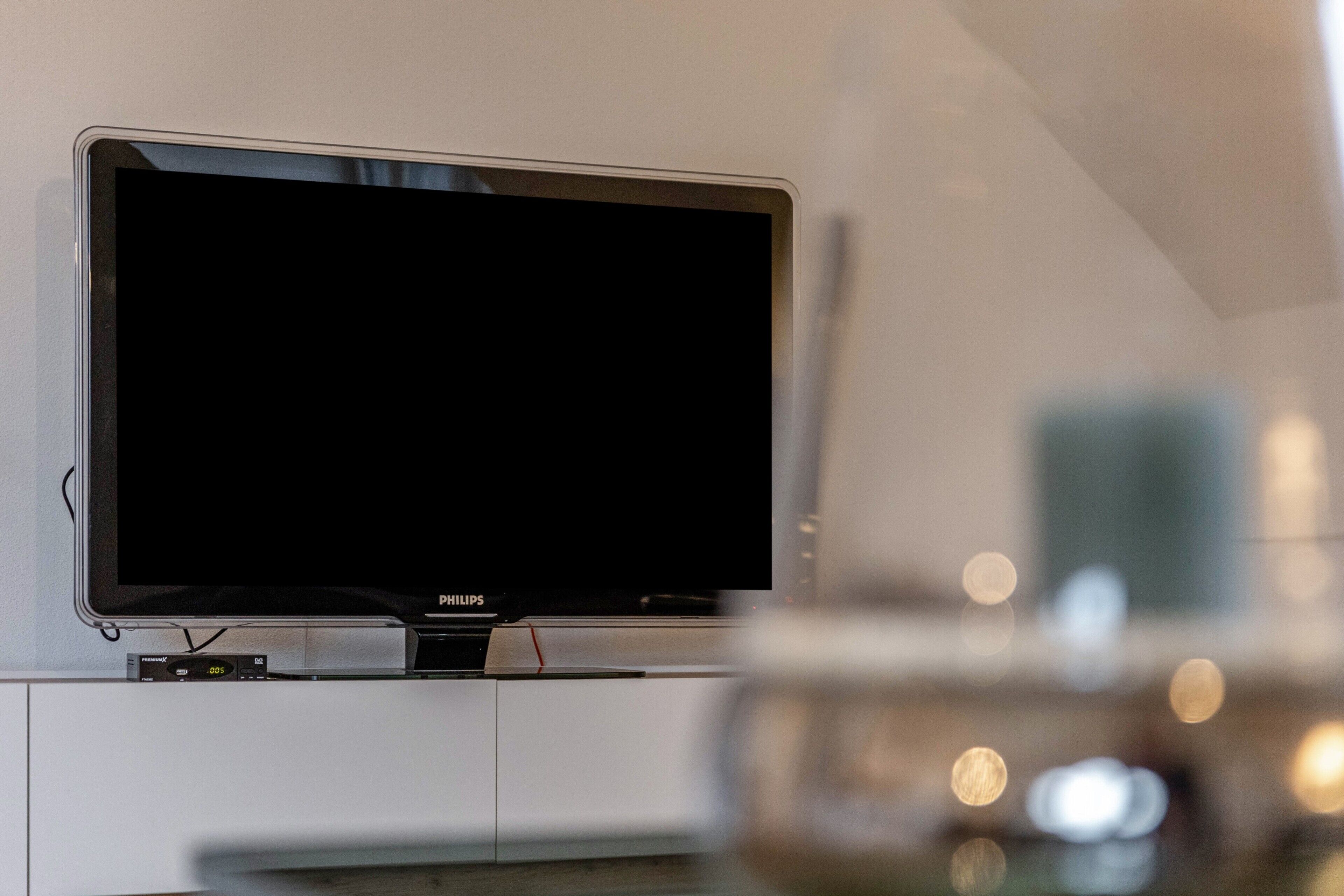 Ein Fernsehgerät auf einem weißen Schrank.