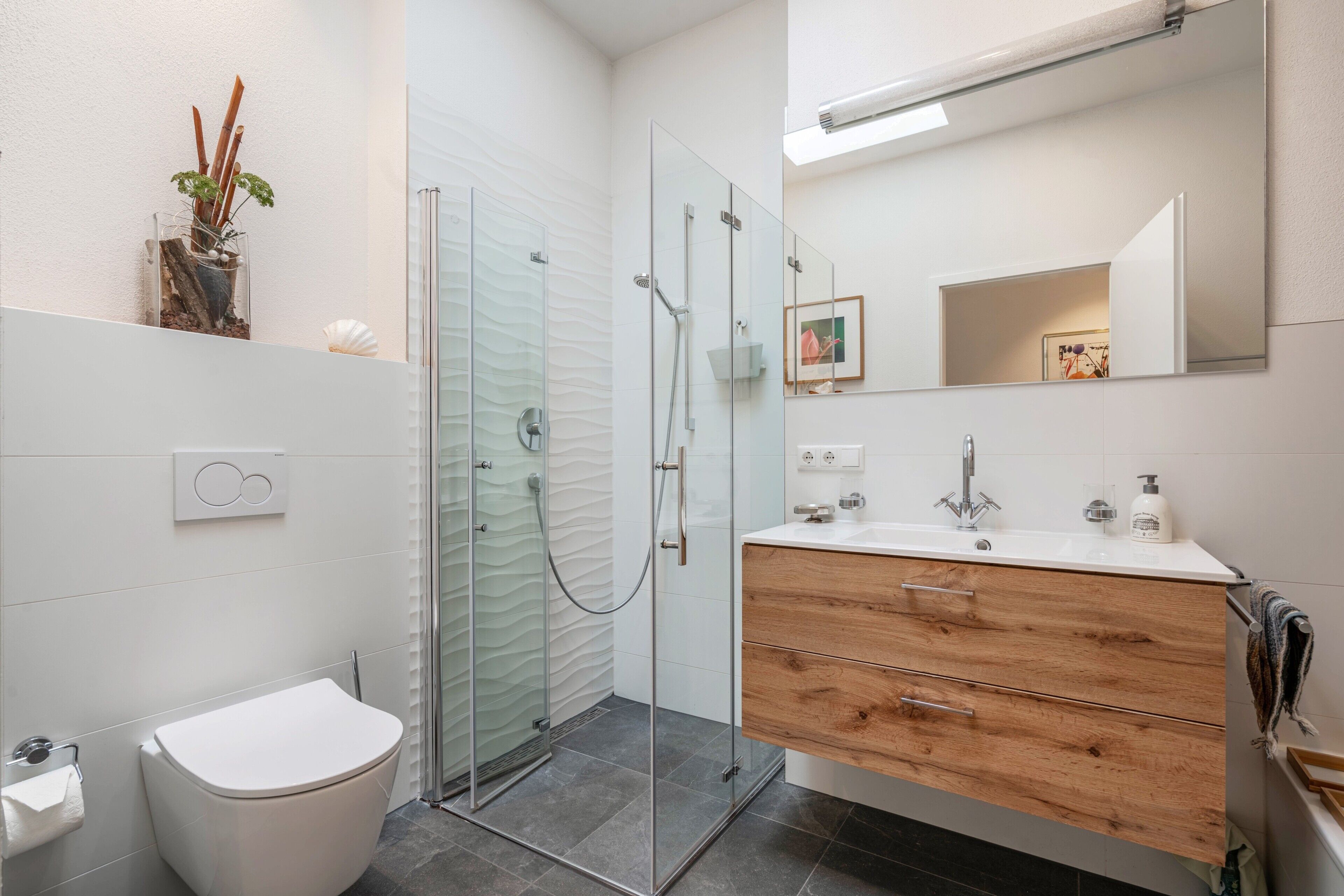 Een douche, gratis toiletartikelen, een haardroger, handdoeken