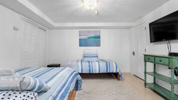 3 habitaciones, tabla de planchar con plancha, wifi y ropa de cama