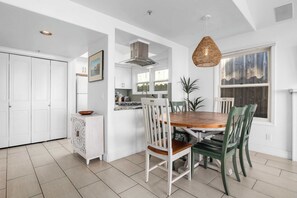 Dining - Capitola Village Condo - 1 min walk to beach (Capitola)