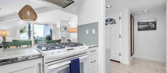Capitola Village Condo - 1 min walk to beach