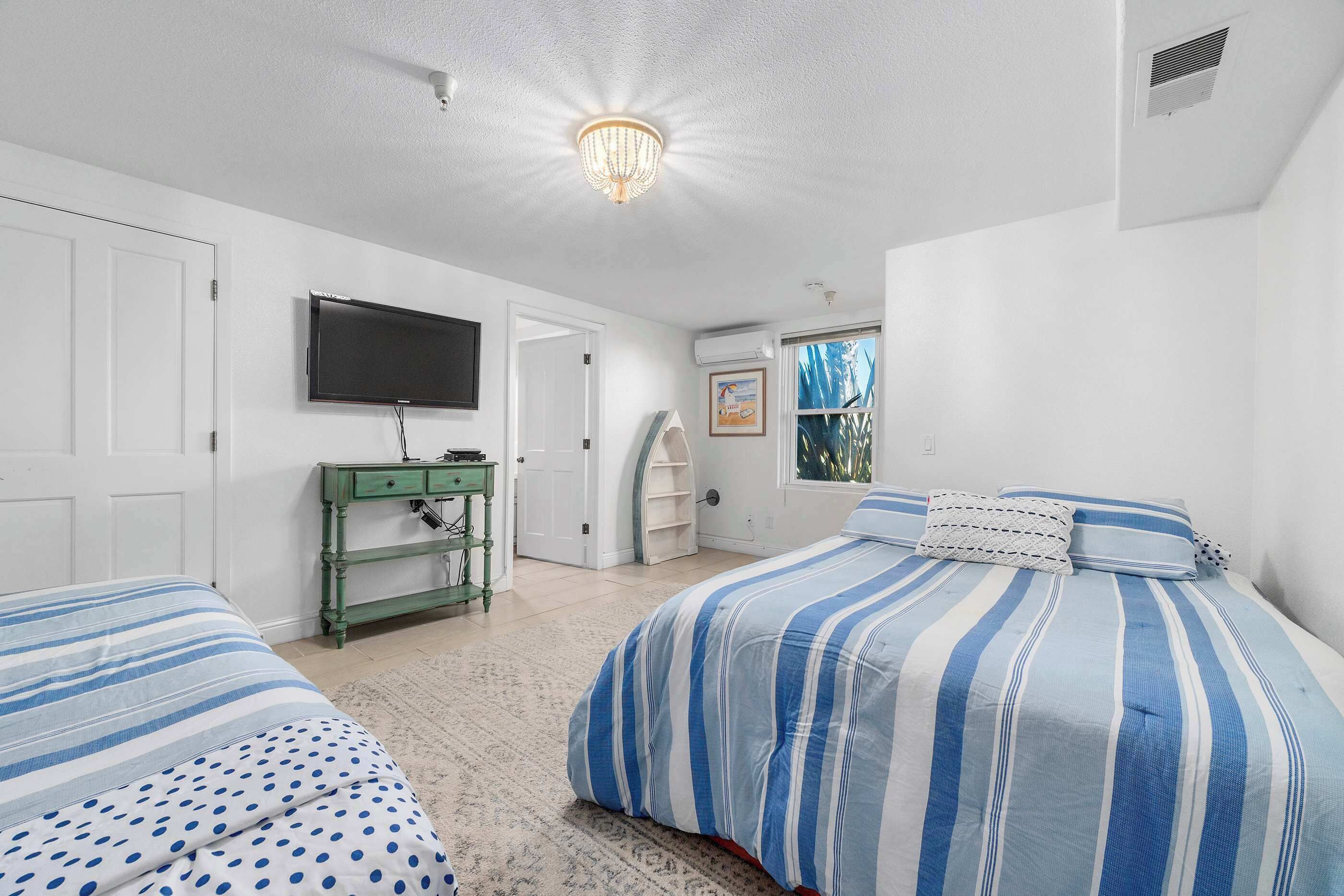 3 habitaciones, tabla de planchar con plancha, wifi y ropa de cama 