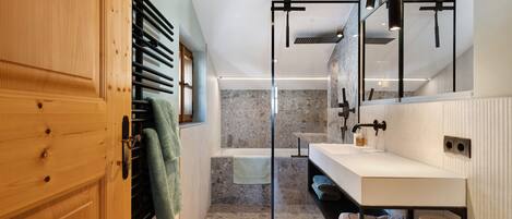 Douche, séchoir à cheveux, serviettes fournies