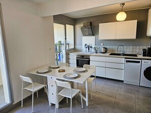Kühlschrank, Mikrowelle, Ofen, Geschirrspüler