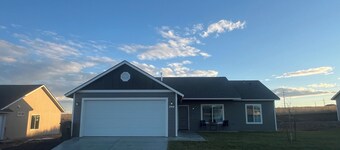 Brand new charming 3-bedroom house with AC and WiFi in wonderful Umatilla 