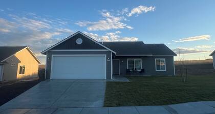 Brand new charming 3-bedroom house with AC and WiFi in wonderful Umatilla