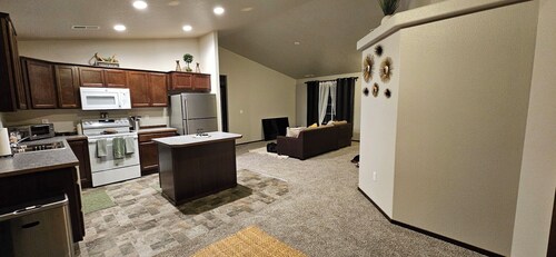 Brand new charming 3-bedroom house with AC and WiFi in wonderful Umatilla 