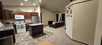 Brand new charming 3-bedroom house with AC and WiFi in wonderful Umatilla 