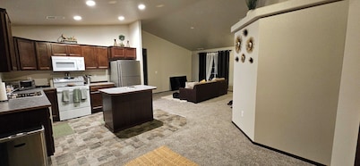 Brand new charming 3-bedroom house with AC and WiFi in wonderful Umatilla