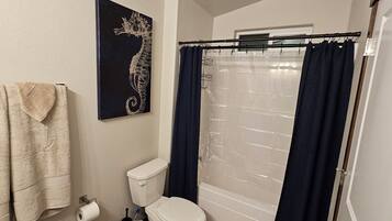 SĂšche-cheveux, serviettes fournies, savon, shampoing