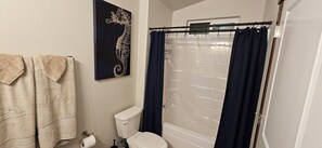 Sèche-cheveux, serviettes fournies, savon, shampoing