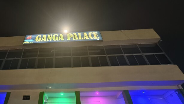 Un bâtiment sur lequel on peut lire l’inscription « GANGA PALACE » sur une enseigne au sommet.