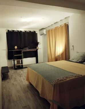 1 bedroom, iron/ironing board, WiFi, bed sheets - ROOM 1 - ROOM in apartment, 2 min. walk from ferry dock (Papeete)