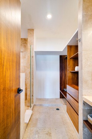 Shower, hair dryer, towels
