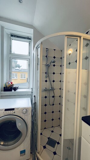 Suihku, hiustenkuivaaja