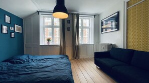 3 habitaciones, tabla de planchar con plancha y cuna de viaje 