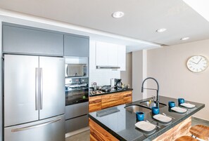 Kjøleskap, mikrobølgeovn, ovn og kokeplater