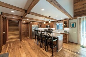 冷蔵庫、オーブン、コンロ、食器洗い機