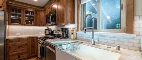 Fridge, oven, stovetop, dishwasher