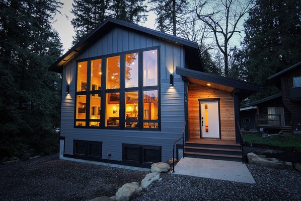 Exterior - Solara ~ Where Luxury Meets the Slopes: Brand New View Home (Glacier)