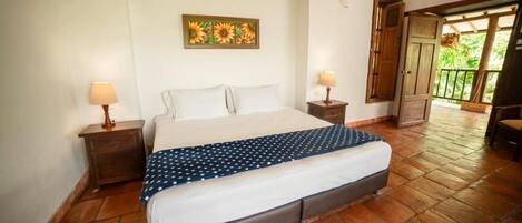 Hypo-allergenic bedding, desk, free WiFi