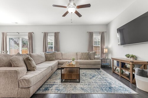 Serene South Henley: Short Drive to Downtown