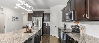 Serene South Henley: Short Drive to Downtown