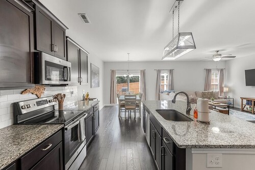 Serene South Henley: Short Drive to Downtown