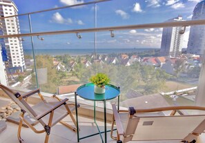 Superior-huoneisto, parveke, rantanäköala | Terassi/patio