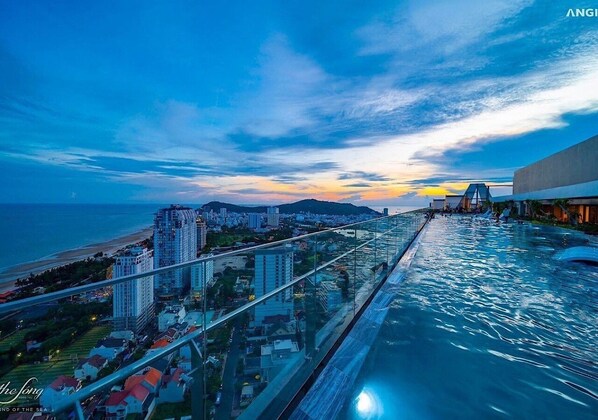 Indoor pool, outdoor pool - The Rex's Song Boutique Apartment (Ho Chi Minh City)