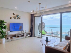 Apartament Deluxe, balcó, vistes a la platja | 3 dormitoris, escriptori i espai de treball apte per a portàtils