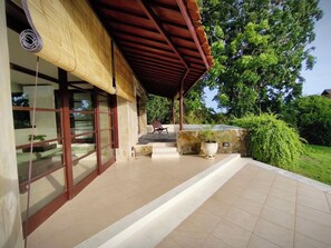 Villa, 2 chambres, vue jardin | Terrasse/Patio
