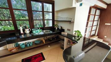Villa, 2 Bedrooms, Garden View | Private kitchen | Toaster