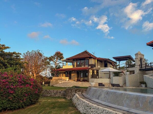 2 bedrooms, desk, laptop workspace, free WiFi - Bumi Ola Villa Pandawa (Kutuh)