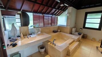 Vila, 2 quartos, vista para o jardim | Banheiro | Produtos de toalete grátis, secador de cabelo, toalhas de banho