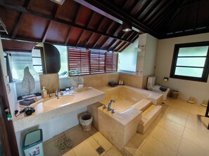 Villa, 2 slaapkamers, uitzicht op tuin | Badkamer | Gratis toiletartikelen, een haardroger, handdoeken, zeep