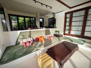 ヴィラ 2 ベッドルーム ガーデンビュー | リビング エリア