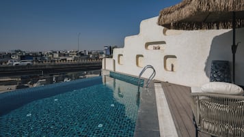 Utomhuspool med öppettider 08.00 till 19.00, och solstolar
