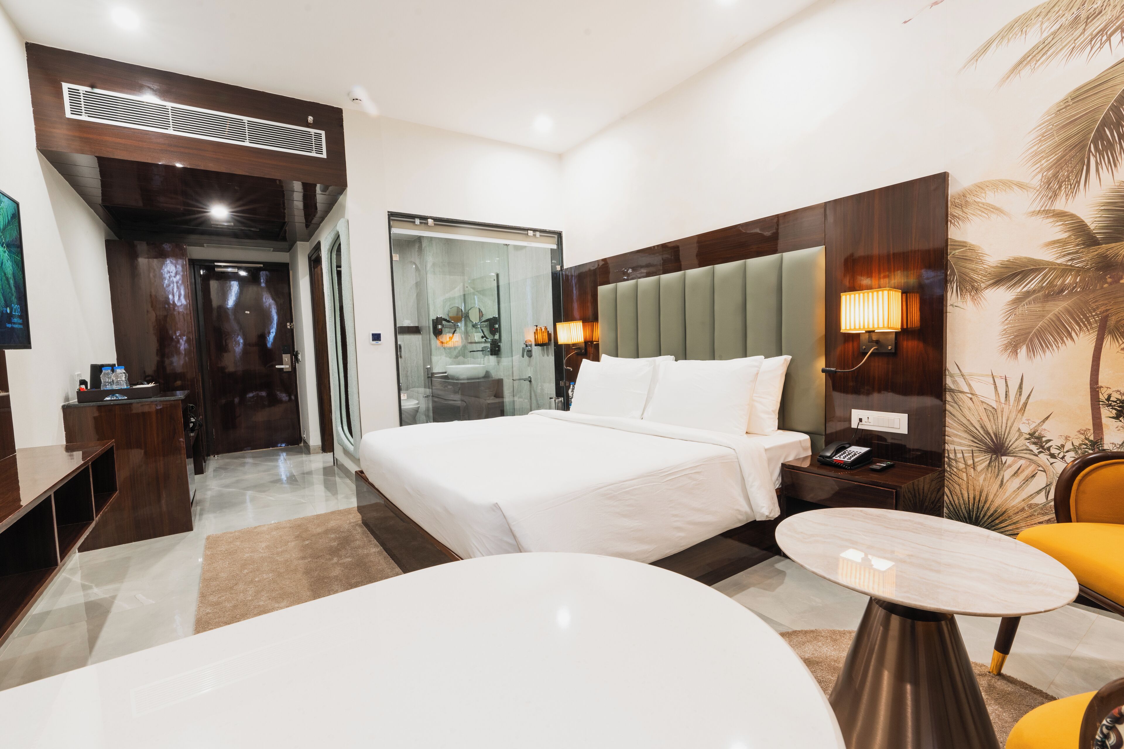 Club Room, 1 Bedroom | Minibar, in-room safe, desk, laptop workspace