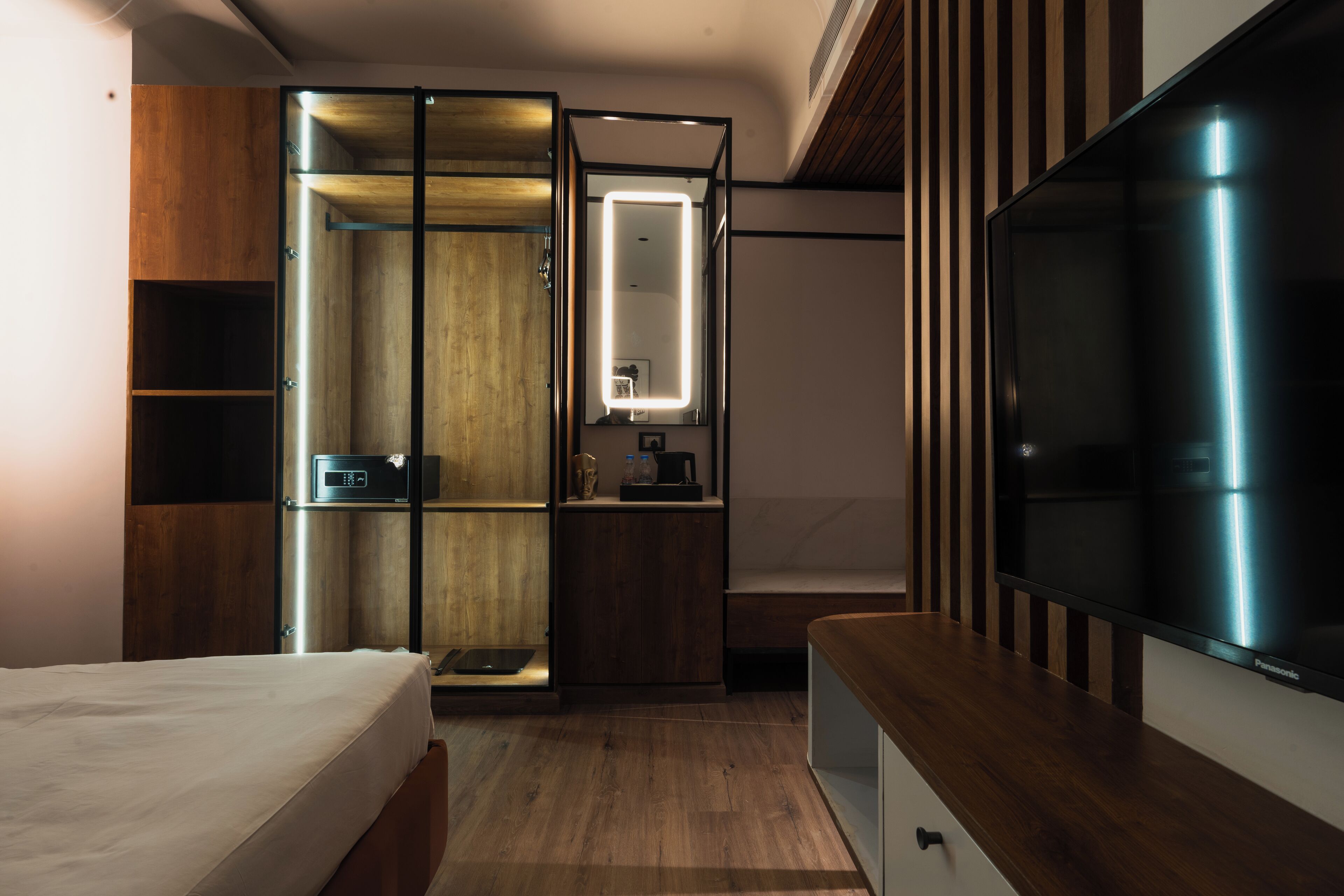 Premium Room, 1 Bedroom | Minibar, in-room safe, desk, laptop workspace