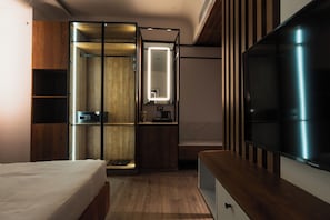 Premium Room, 1 Bedroom | Minibar, in-room safe, desk, laptop workspace