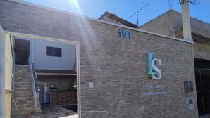 Un edificio con fachada de piedra, un cartel que dice "LEISURE SPACE" y el número "191".