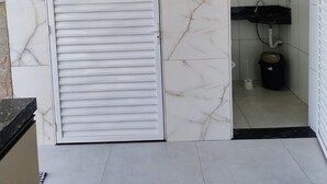 A bathroom with a white door, a shower area, and a tiled floor. - Leisure Space Retreat – House with Heated Pool (Jardim São Bernadino Suzano)