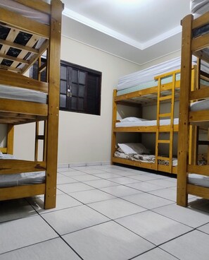 A room with two bunk beds, a window with a dark frame, and a tiled floor. - Leisure Space Retreat – House with a Heated Pool (Jardim São Bernadino Suzano)