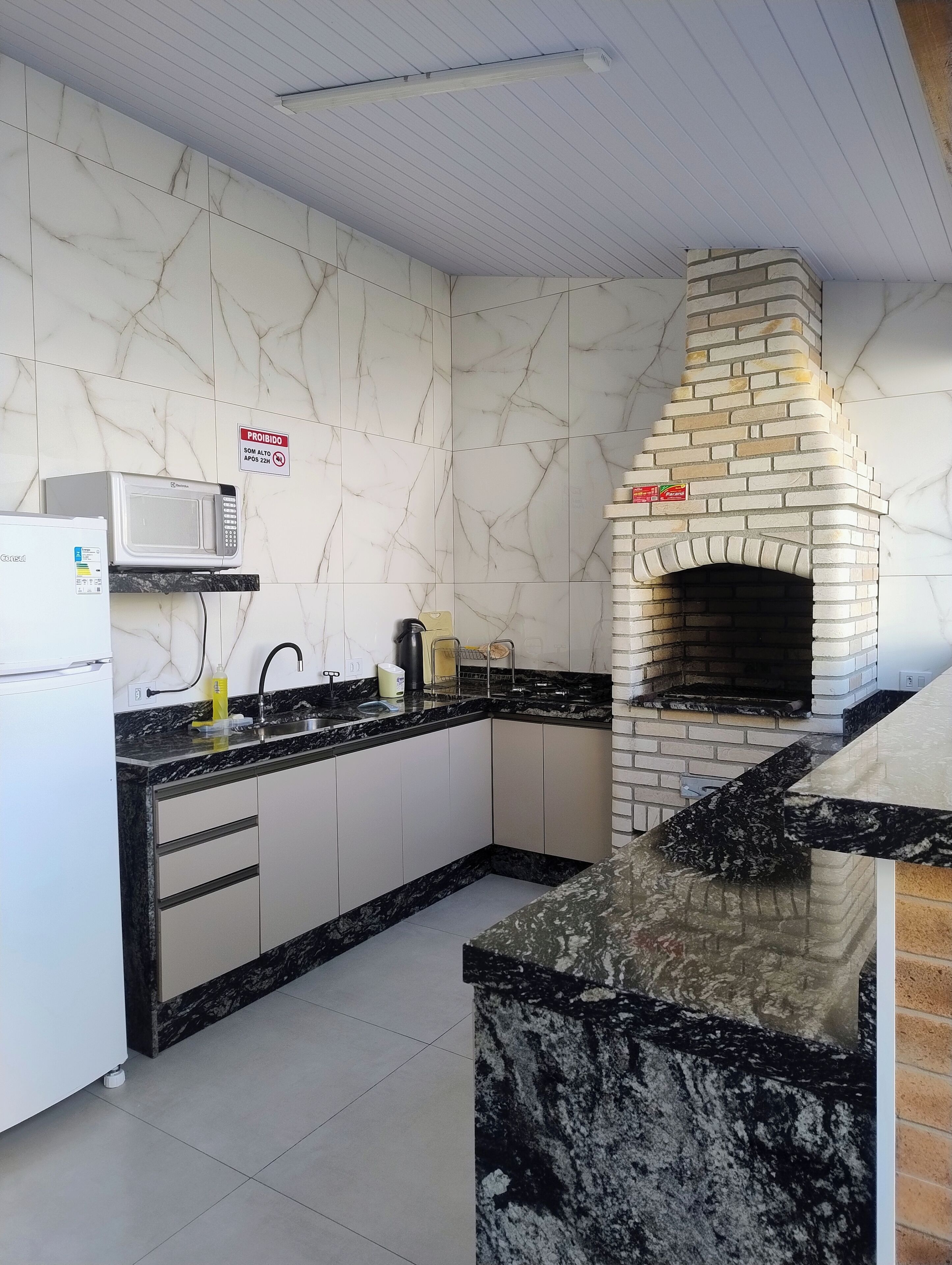 Kylskåp, mikrovågsugn, ugn och spishäll