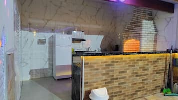 Réfrigérateur, micro-ondes, four, plaque de cuisson