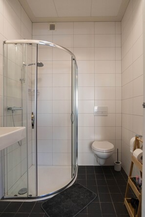 Shower, towels - Luttik Oudorp 30A Apartment Alkmaar (Alkmaar)
