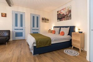 1 bedroom, travel cot, WiFi, bed sheets